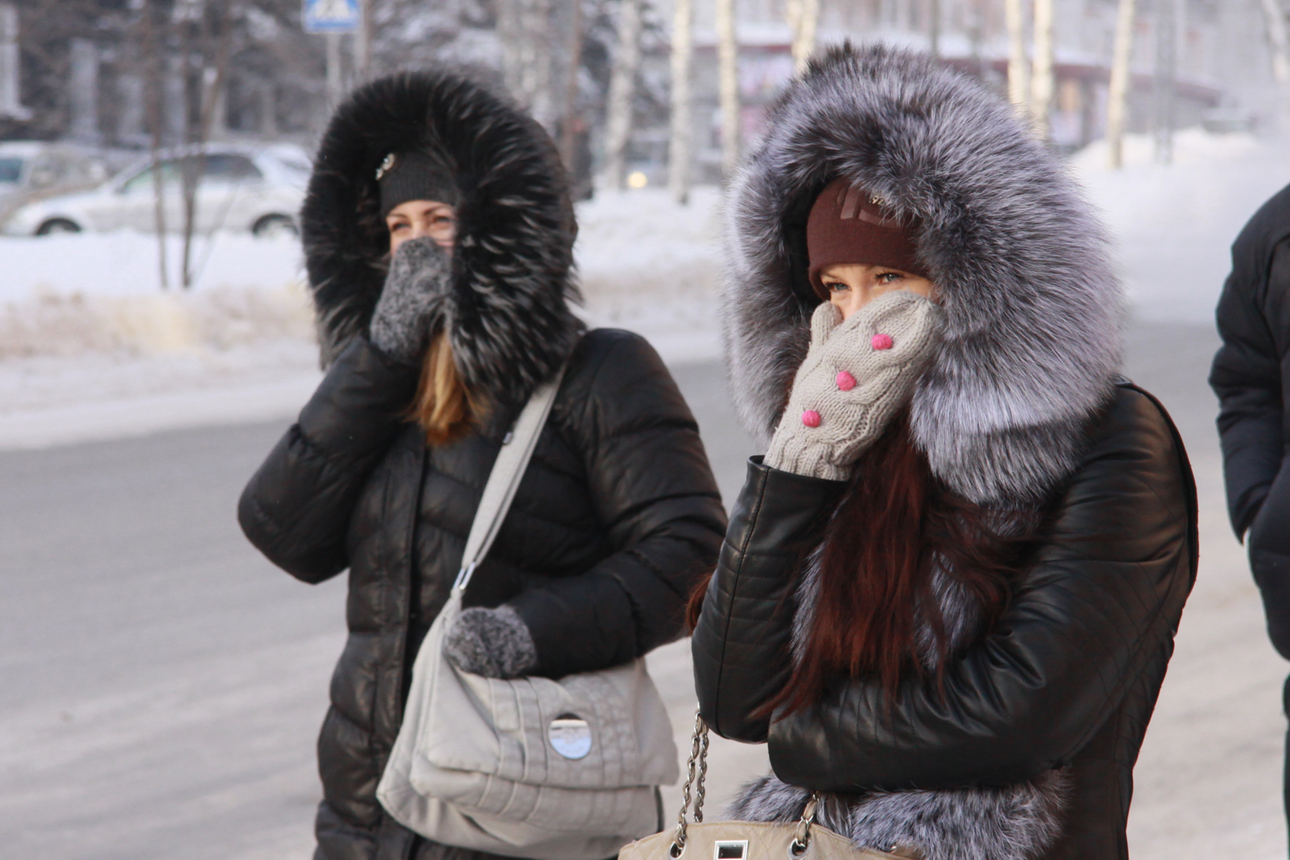 Сегодня на улице сильный мороз. Сильный Мороз. Очень тепло одетая женщина. Резкое похолодание. Тепло одеваться.