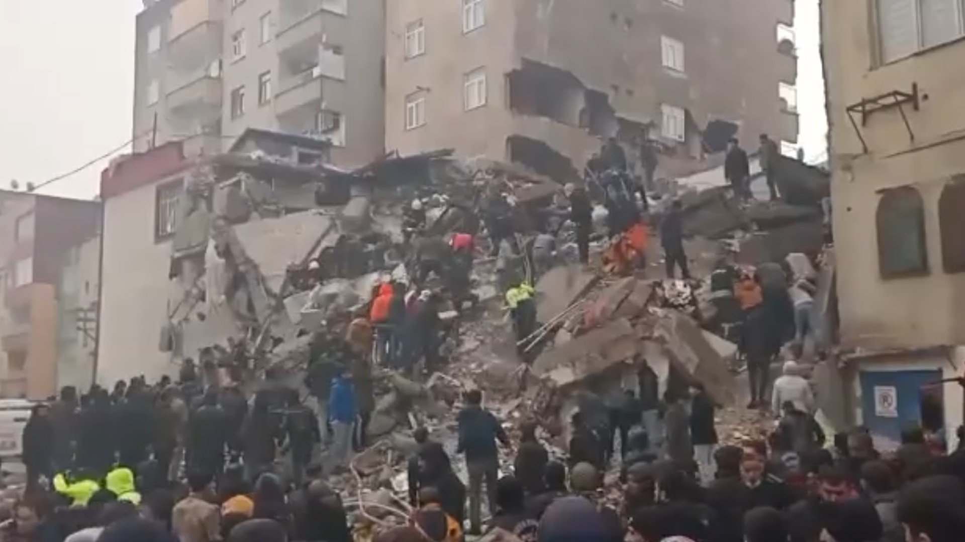 Землетрясение 2024 март. Землетрясение в Турции 1999. Кадры землетрясения в Турции.