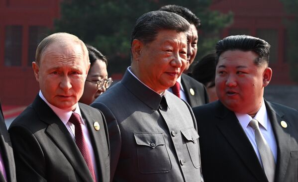 Президент РФ Владимир Путин, председатель КНР Си Цзиньпин и председатель государственных дел КНДР Ким Чен Ын - Sputnik Грузия