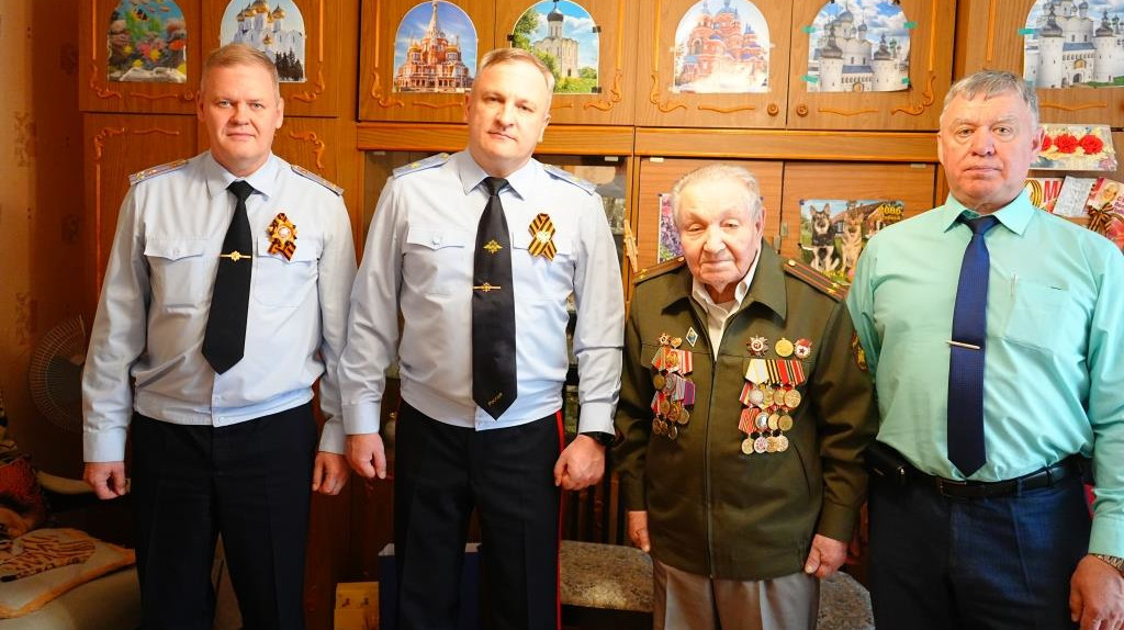 Брянские полицейские поздравили с 9 Мая своего коллегу-ветерана