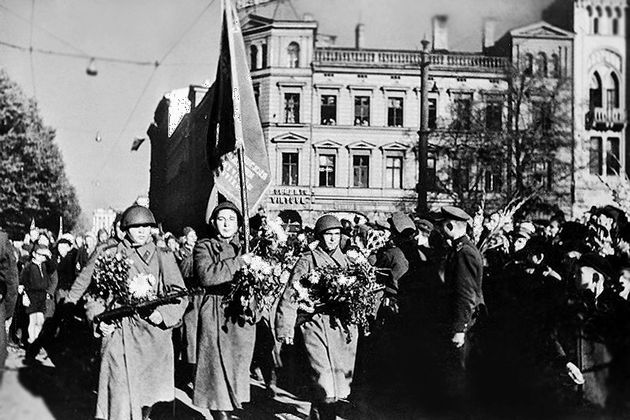 Советские воины на улице Риги. 1944 год
