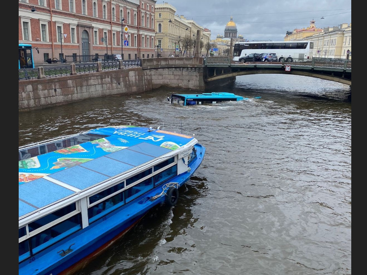 Автобус с пассажирами упал в реку в Петербурге
