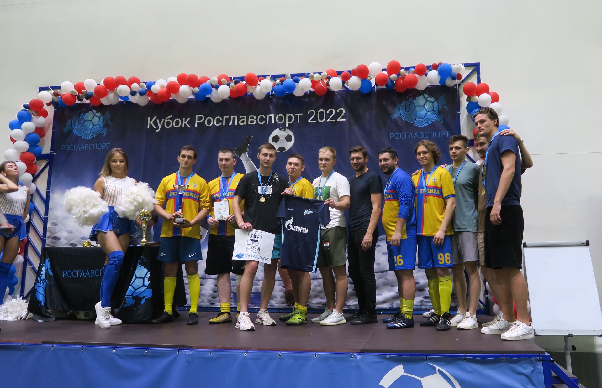 Футбольная команда при поддержке НЕВСКИХ НОВОСТЕЙ выиграла приз на «Кубке Росглавспорт»
