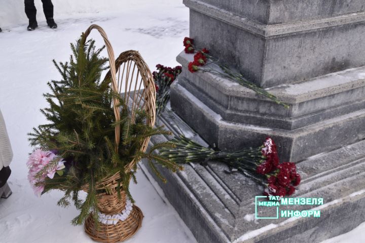 Памятный визит в Мензелинске: возложение цветов к бюсту героя