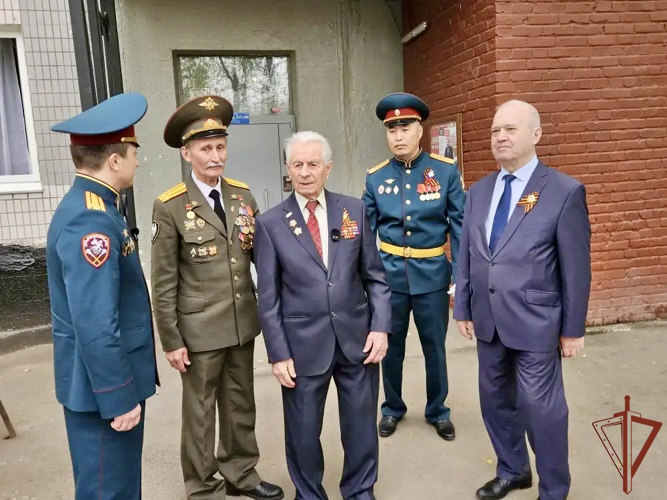 Росгвардейцы поздравили ветерана Великой Отечественной войны с Днем Победы парадом у его дома в Москве (видео)