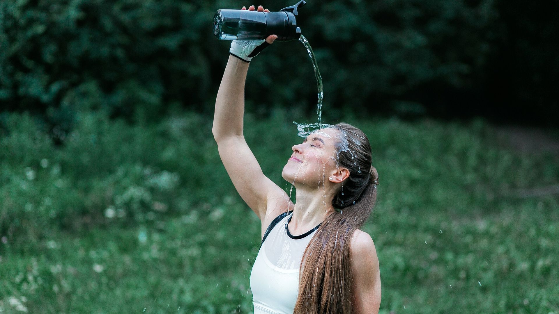фотосессия с молоком. девушка с бокалом воды. девушка с кокосом на голове. девушка льет на себя воду. фотосессия знаков зодиака.