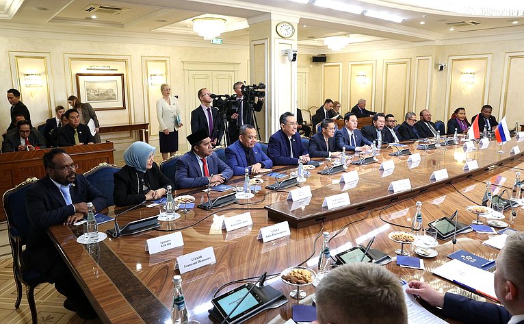 Валентина Матвиенко провела встречу с Председателем Совета представителей регионов Республики Индонезии Султаном Бактиаром Наджамундином