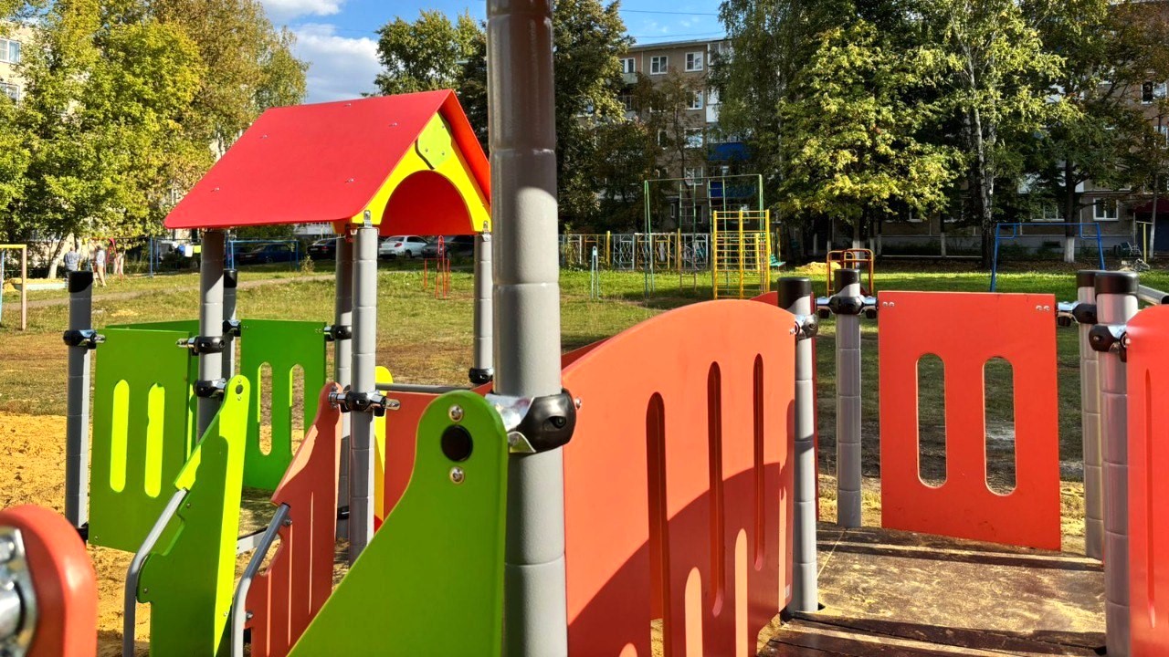 Жители Светотехстроя получили обновлённую детскую площадку