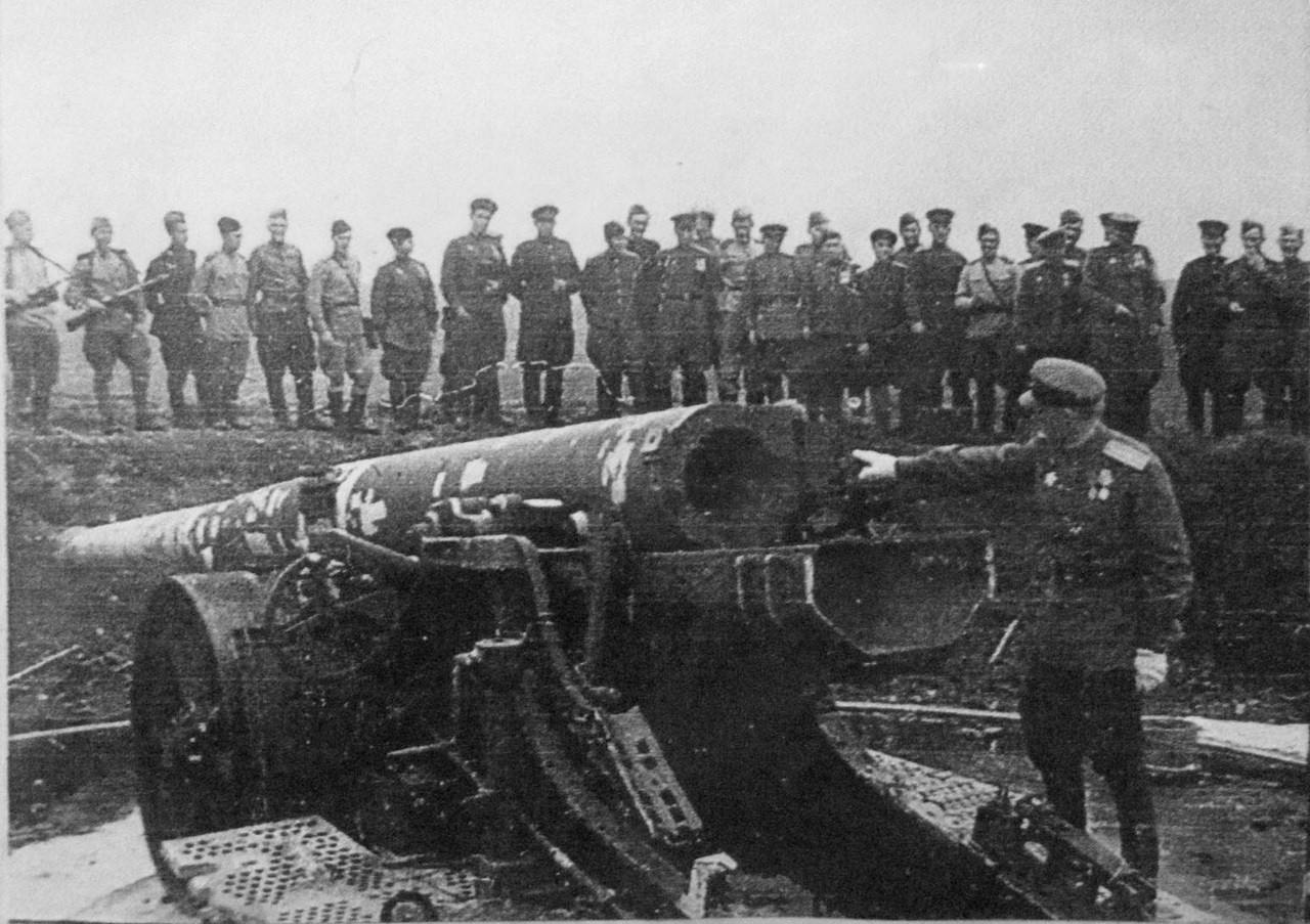 Советские военнослужащие у захваченного на острове Шумшу 150-мм орудия.