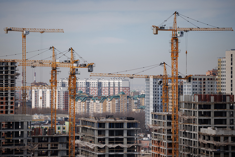 Сейчас в Татарстане не продано 64% площадей новостроек — а было 48%. Кроме того, нарастают и долги девелоперов перед банками по проектному финансированию: на эскроу-счета покупатели принесли на 66 млрд рублей меньше, чем застройщики вложили в строительство домов