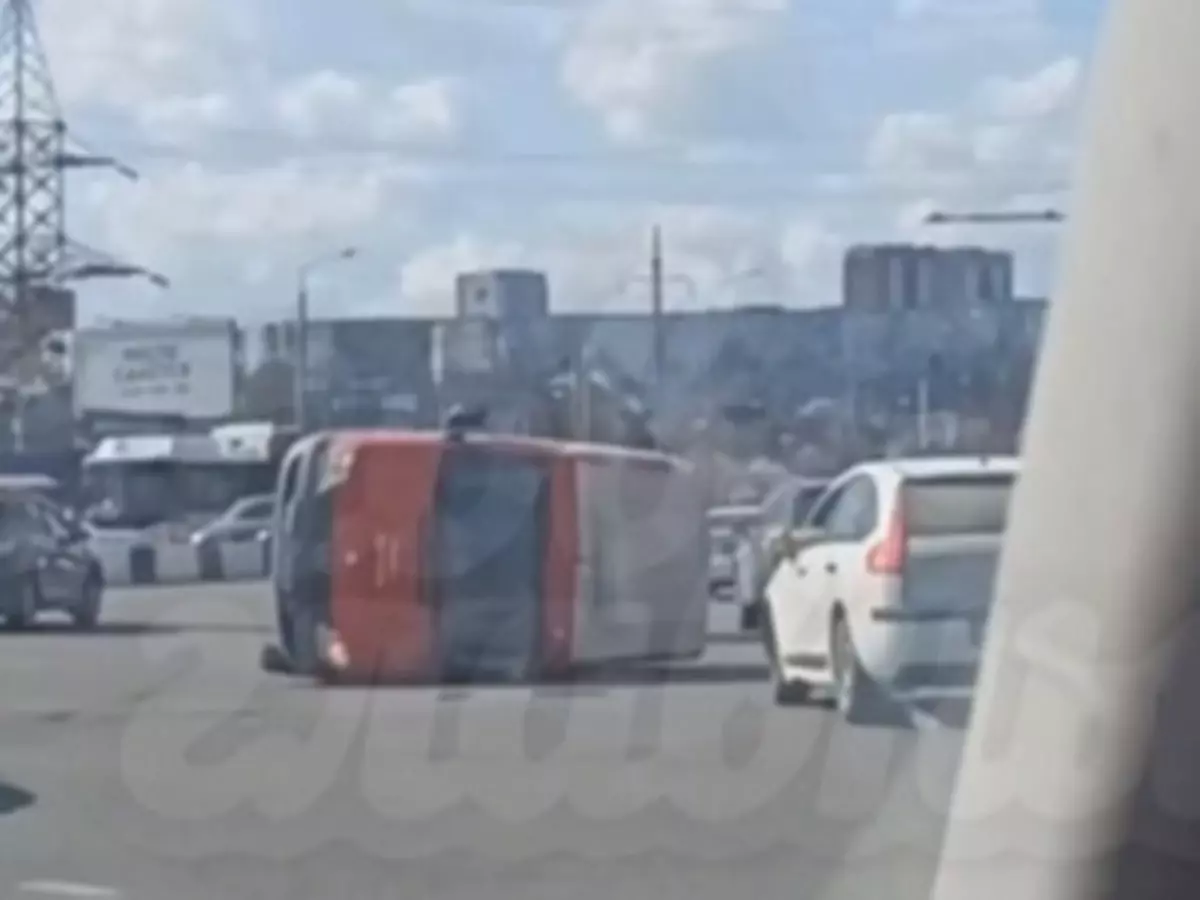 В Ростове-на-Дону фургон опрокинулся на бок после ДТП
