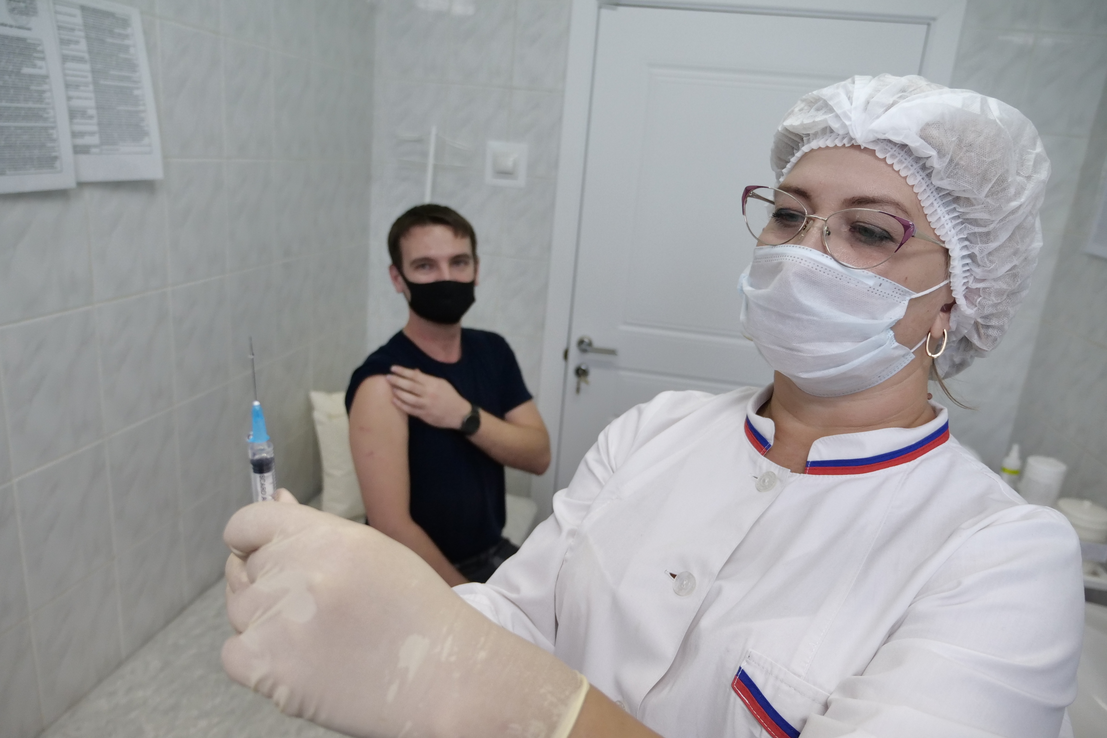 Кома от вакцины. Врач в маске. Прививки Московская область.
