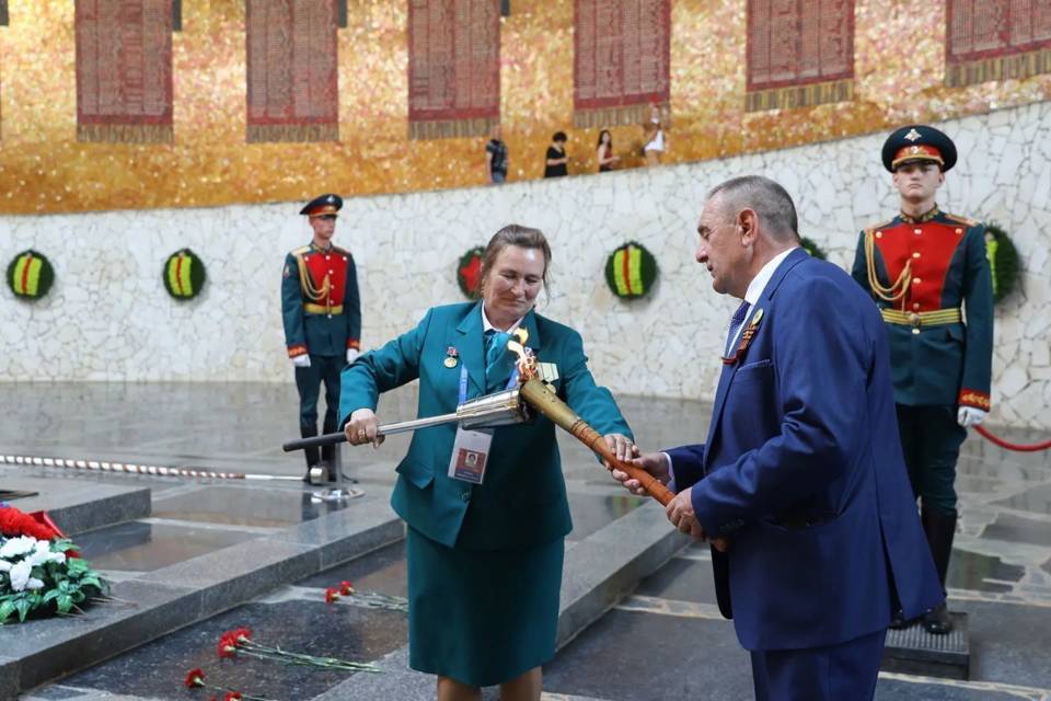 Частицу Вечного огня с Мамаева кургана в Волгограде передали на Ставрополье