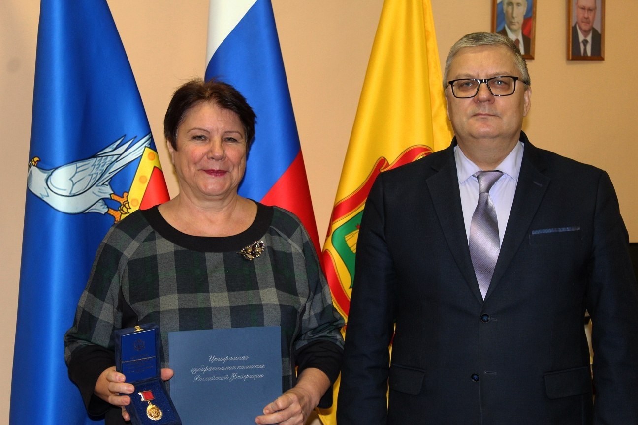 Председателю Территориальной избирательной комиссии Малосердобинского района Вере Авериной вручили почётный знак Центральной избирательной комиссии Российской Федерации «За заслуги в организации выборов»