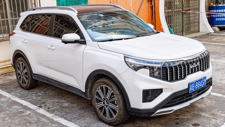 В России появился новый семейный кроссовер Kia со «злым» дизайном, который стоит дешевле Geely и Chery