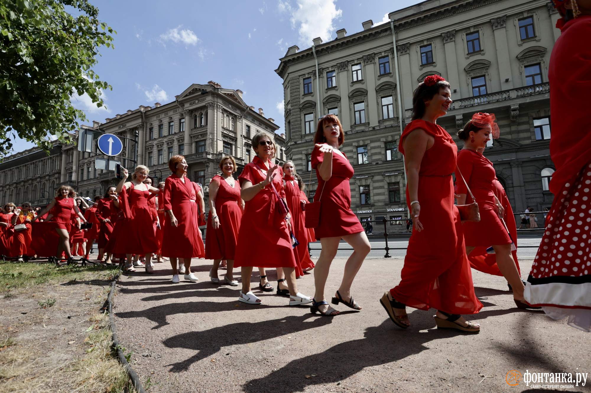 Шествие в красных платьях