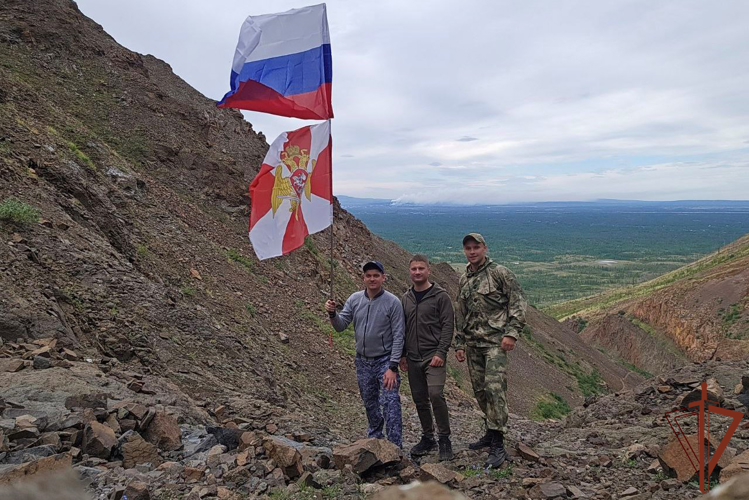 Военнослужащие и сотрудники Росгвардии в регионах Сибири провели мероприятия ко Дню Государственного флага России 