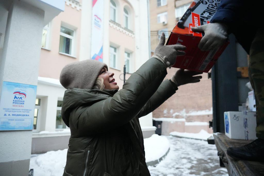 Новогодний гумконвой Московской «Единой России» везет помощь и подарки для бойцов и мирных жителей Новороссии - фото 1