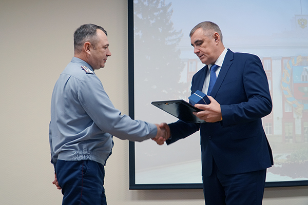 В актовом зале управления состоялось праздничное мероприятие, посвященное 25-летию образования службы делопроизводства и архива и 15-летию отдела собственной безопасности.