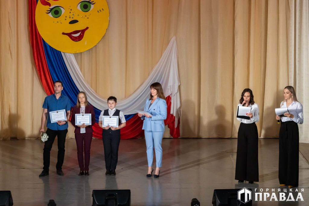 Сегодня около ста коркинских ребят наградили стипендией главы 