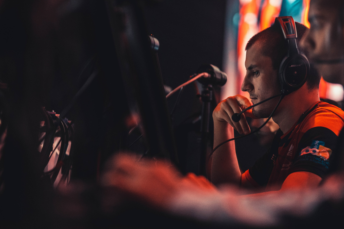 Deagle стрелковая дисциплина. Киберспортсмен за столом. Desert eagle trigger discipline. Стэми. Desert eagle trigger discipline mw.