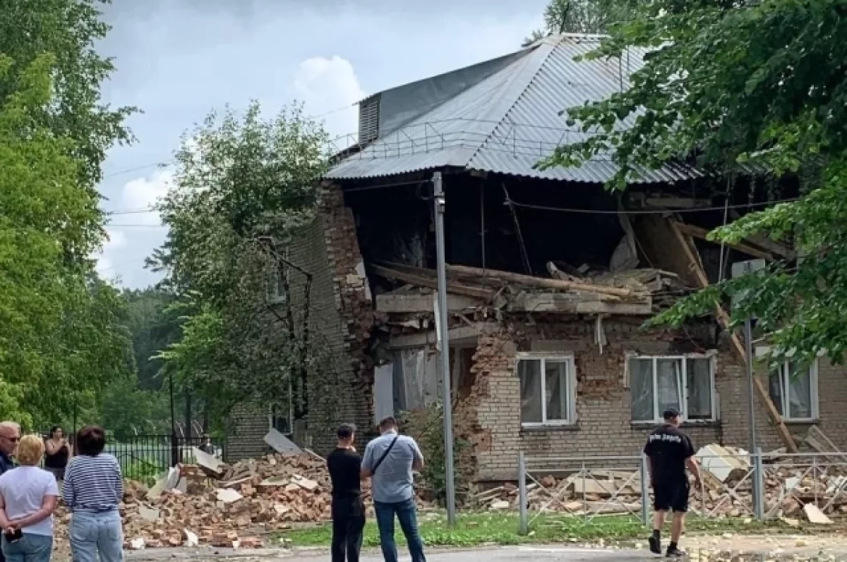 На месте происшествия работают спецслужбы.