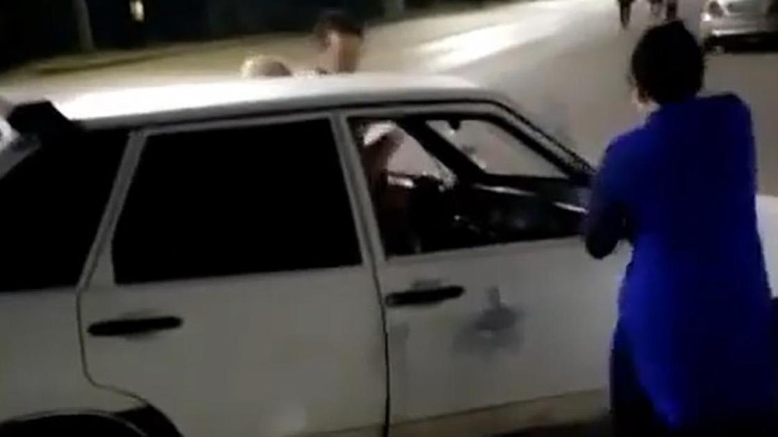 Женщина разбила машину. Казахские автомобили. Полиция Казахстана машины. Подперка машины палкой.