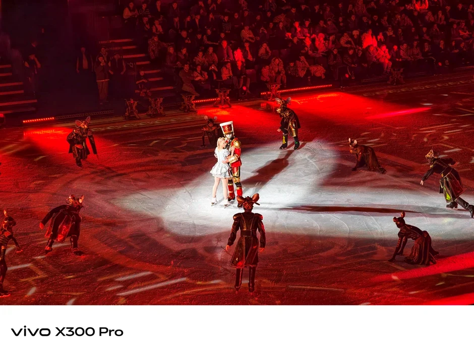 vivo создаёт зимнюю магию: волшебная атмосфера ледового шоу и лимитированный vivo X300 в цвете «Алый бархат»