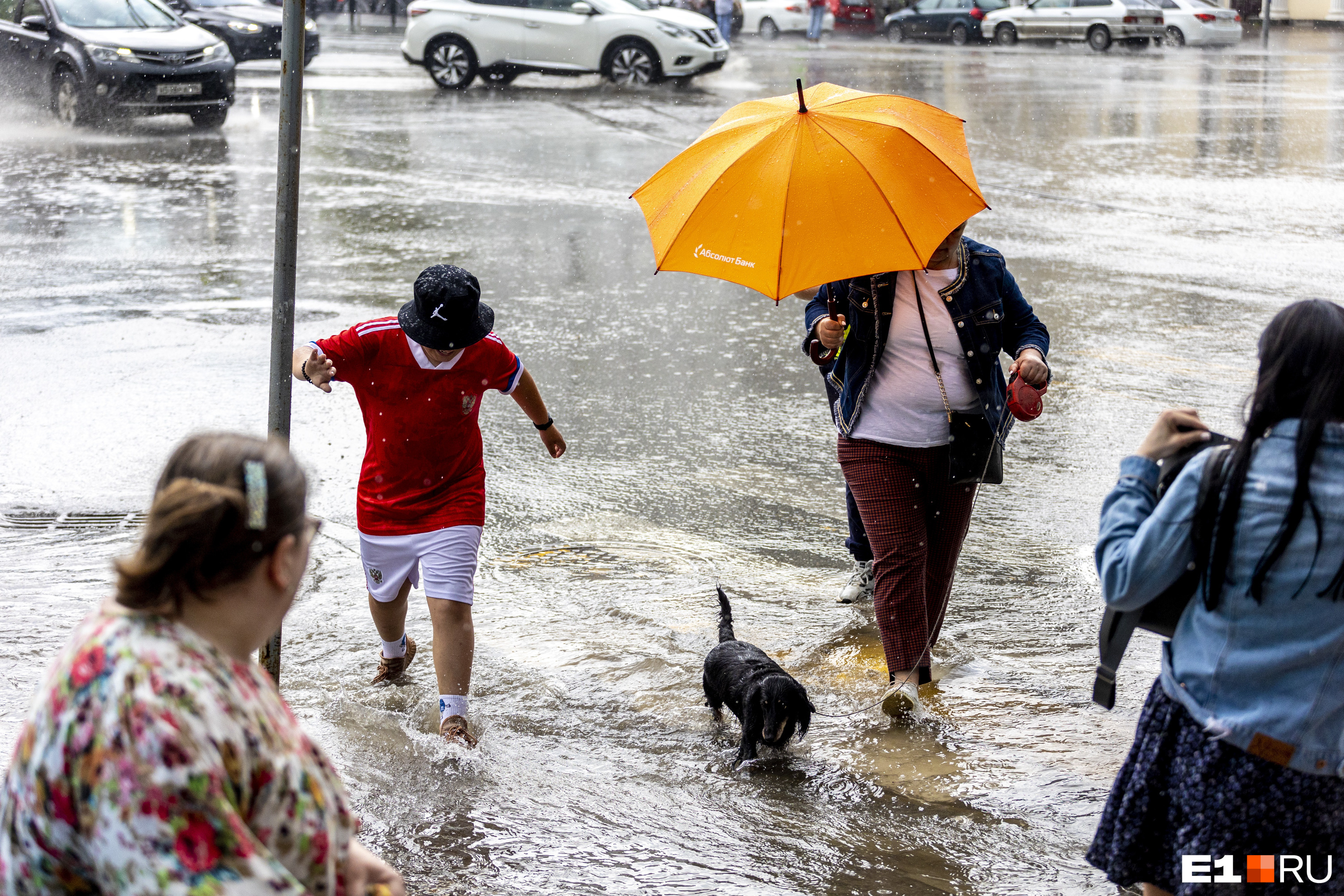 сегодня ждите дождь. жарааа,лето в разгаре! дождь пришел. сегодня ждите дождь. дождливый день. ливень в питере зимой.