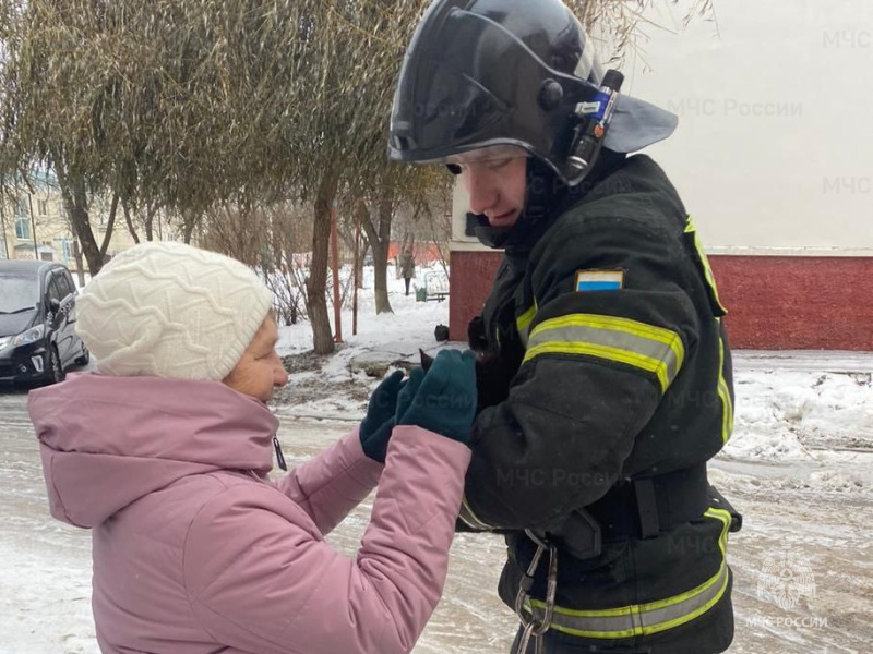 Белгородские пожарные помогли спустить кoта с крыши