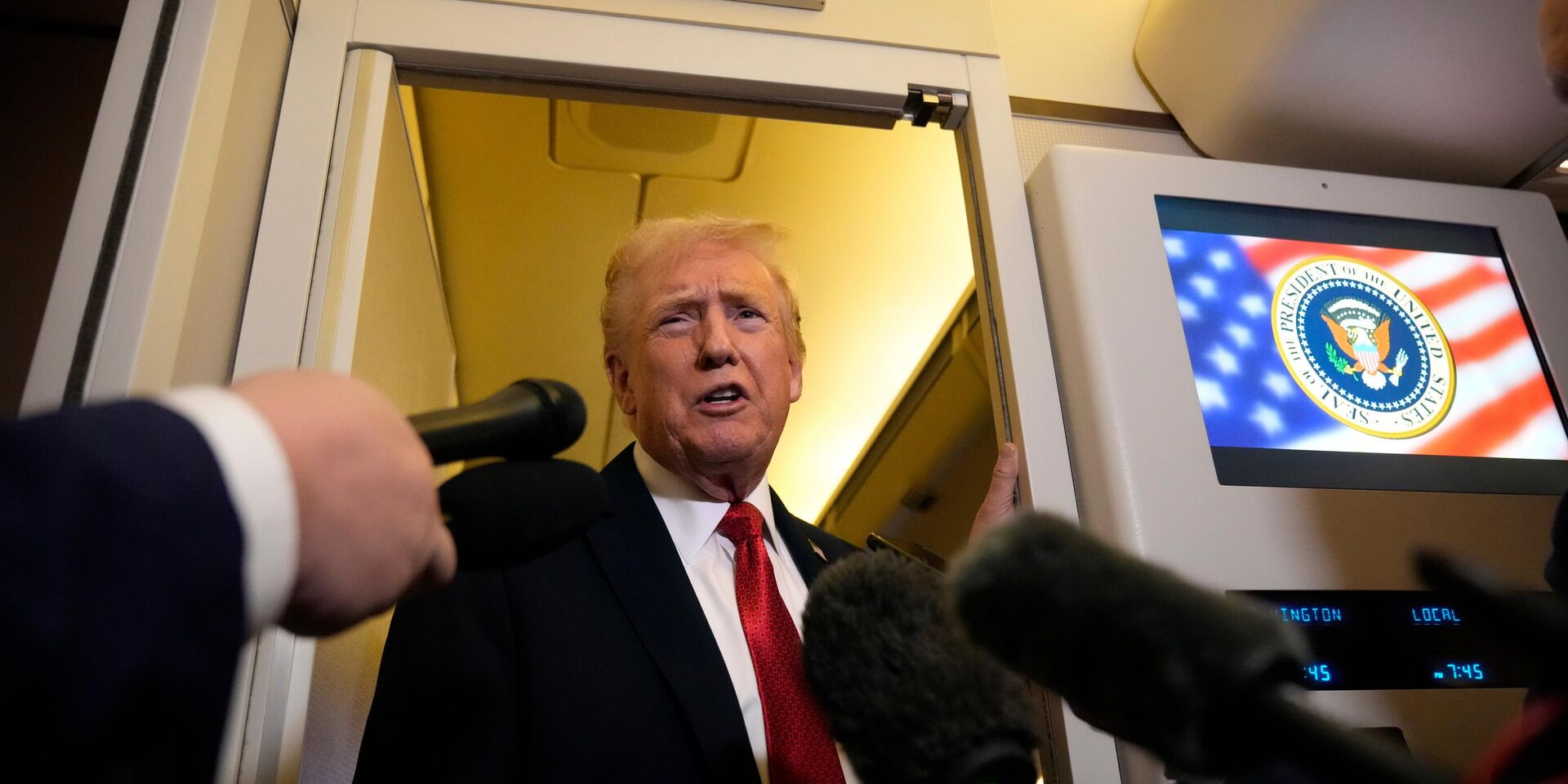 Президент США Дональд Трамп беседует с журналистами на борту самолета Air Force One - ИноСМИ, 1920, 11.11.2025