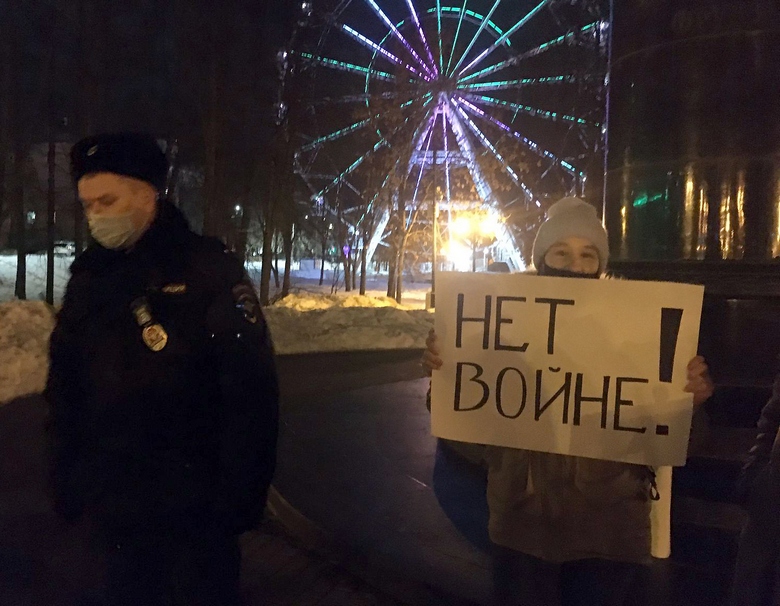 Пройдет февраль. Протест против войны с Украиной черная ава.