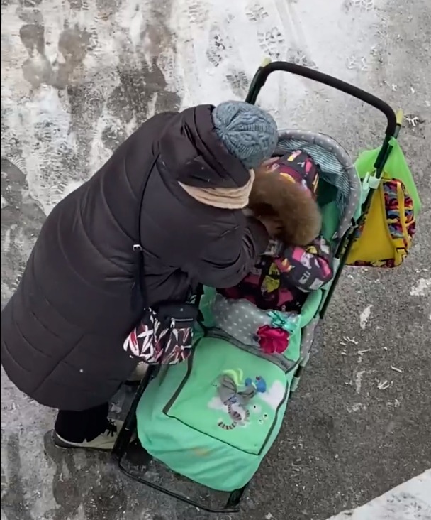 Мать избила ребенка. Мать избила своего ребёнка. Мать избивает ребенка в коляске.