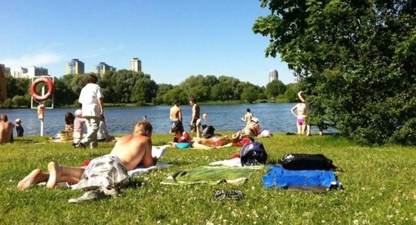 Пляж «Серебряный бор»: места в сезон есть только на траве поодаль