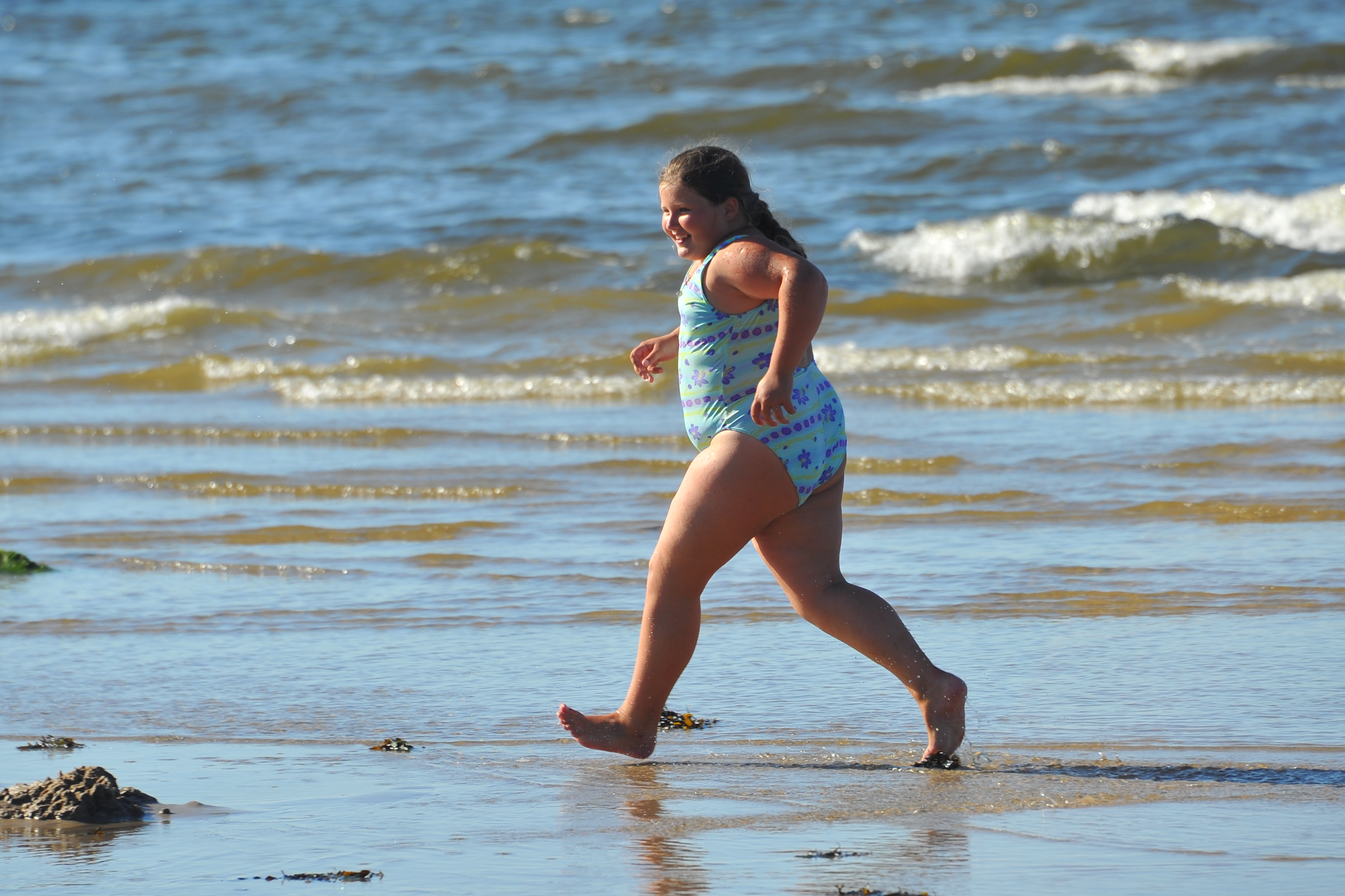 Толстая девочка 12. Полные девушки на пляже. Полные дети на море.