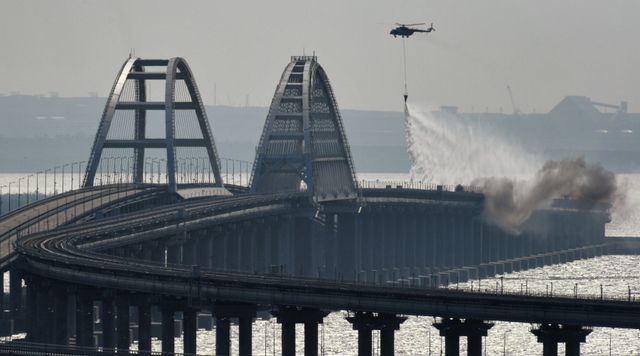 Вертолет тушит пожар на Крымском мосту, на автомобильной части которого со стороны Таманского полуострова произошел подрыв грузового автомобиля