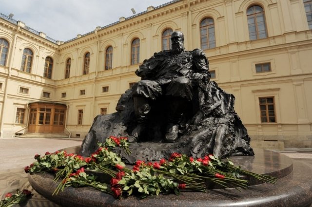 Император увековечен в Санкт-Петербурге. 