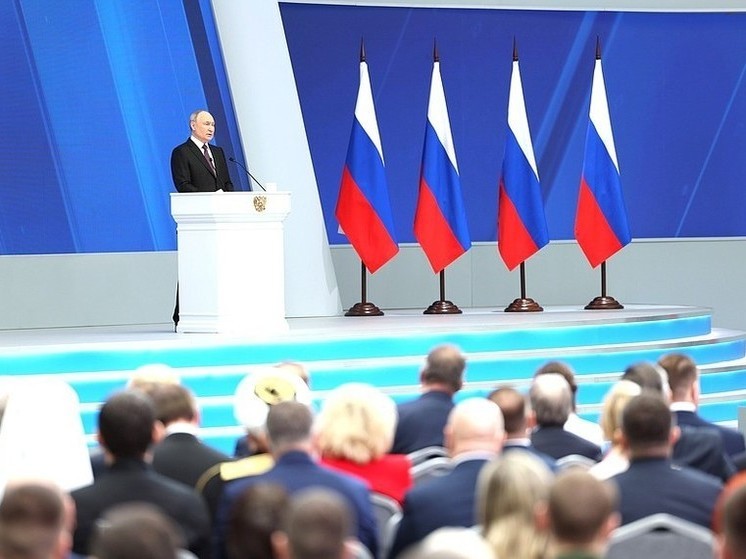 Политолог Черняховский оценил упор на развитие экономики в выступлении Путина