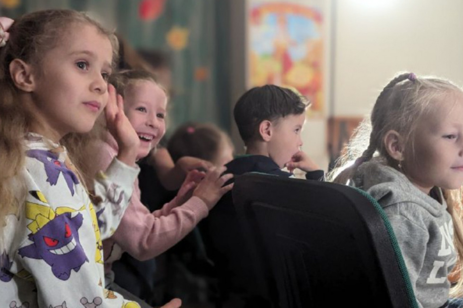 Актёры из Москвы привезли на Камчатку детский спектакль о книгах и библиотеке. Фото: kamgov.ru. Фотография 4