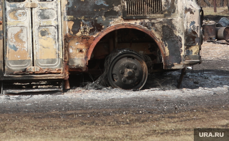 Автобус пермь соль. Сгорел автобус картинка. Сгорел автобус в соль Илецк.