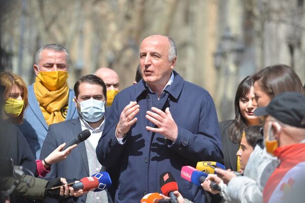 Один из лидеров оппозиционной партии "Лело" Бадри Джапаридзе"Я хотел бы призвать "Грузинскую мечту", сейчас самое время, чтобы Зеленский обратился к парламенту Грузии, парламенту страны, которая также является жертвой агрессии. Это будет важный шаг. Кроме того, "Лело " озвучило и предложило инициативу относительно резолюции по Украине. Эта резолюция обязательно должна быть принята. То, что Грузия делает сегодня, и, в реальности, мы присоединились к санкциям как страна, но, к сожалению, это не было объявлено правительством". - Sputnik Грузия