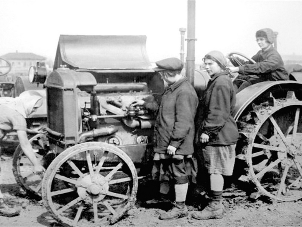 Женщины на курсах осваивают премудрости управления трактором (1941 год)