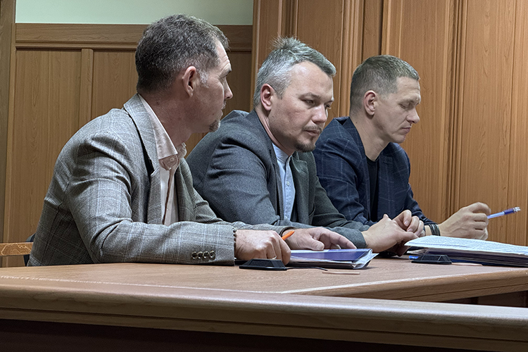 Адвокаты Станислава Шевырева — Рамиль Ахметгалиев, Юрий Некрасов и Ильдар Нуриахметов (слева направо)