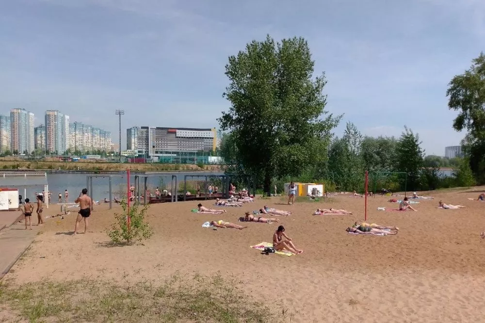 Жара нижний. Пляжи Нижегородской области. Нижний Новгород пляж. Пляж на улице левая набережная. Озеро Нижний Новгород.