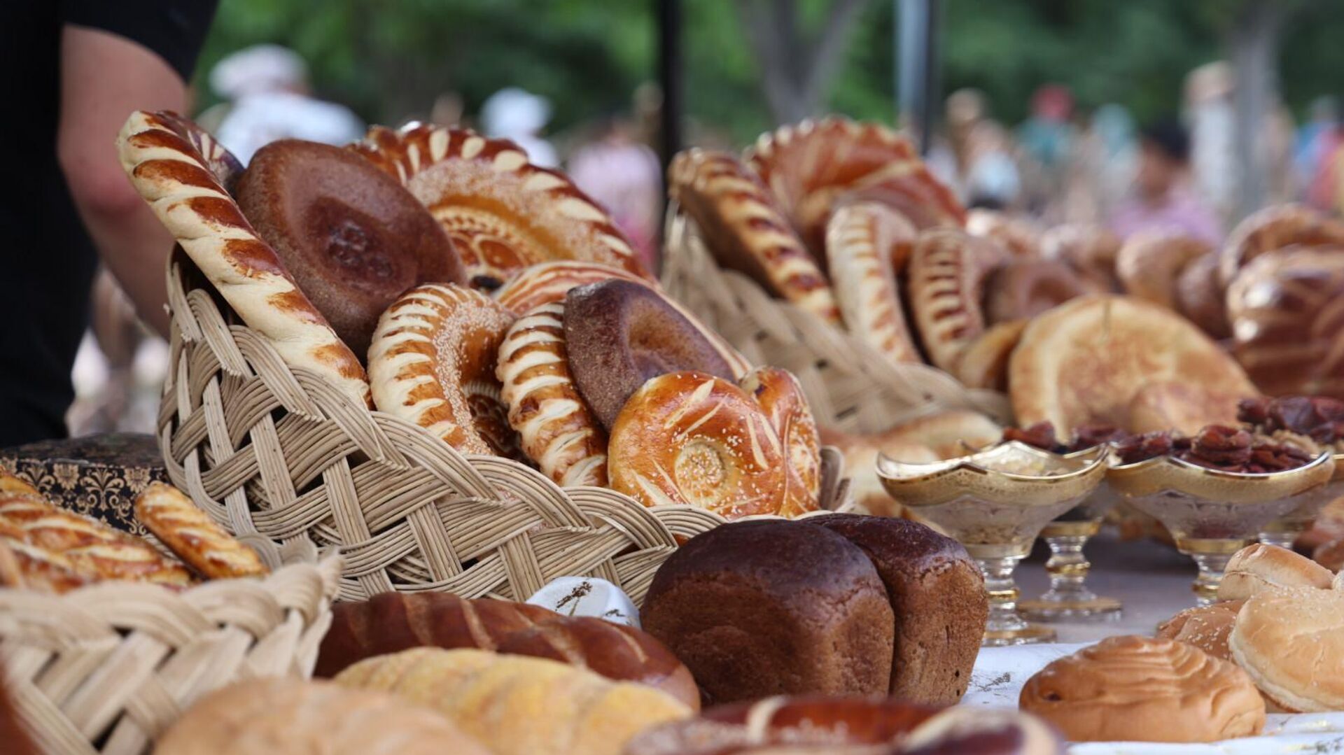 В Самарканде впервые проходит фестиваль хлеба - Sputnik Узбекистан, 1920, 18.05.2025