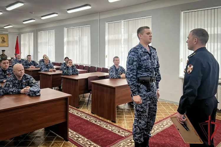 В подразделениях вневедомственной охраны столичного главка Росгвардии проходят церемонии вручения табельного оружия молодым сотрудникам