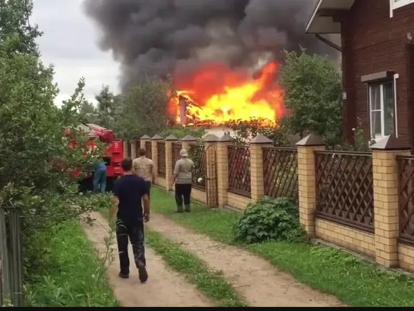 Двухэтажный дом загорелся в Аксайском районе Ростовской области