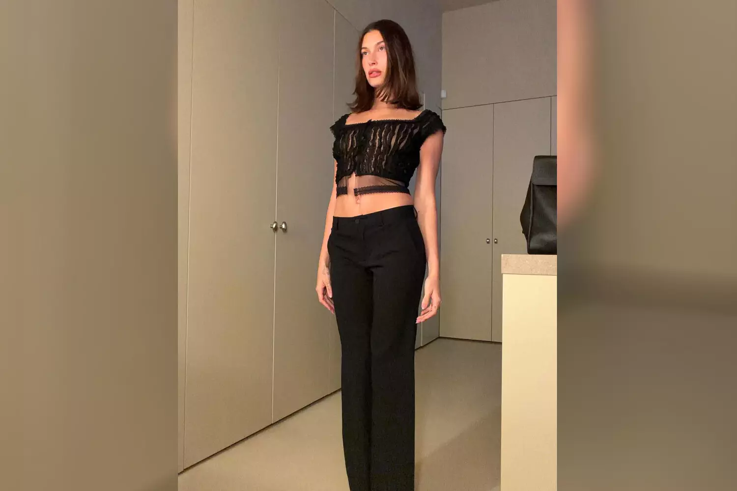 Жена Бибера снялась в смелом наряде и показала фанатам новый дерзкий образ