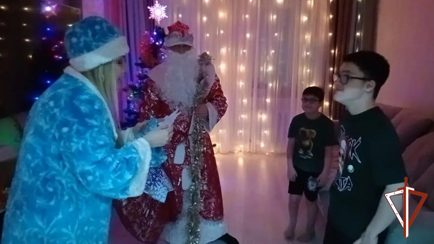 В Югре Дед Мороз специального назначения Росгвардии навестил семьи коллег