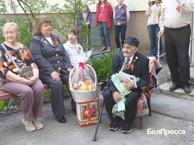 Фронтовые концертные бригады начали выступать в Белгороде у домов, где живут ветераны - Изображение 1